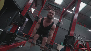 Charger la vidéo:  Homme réalisant un soulevé de terre jambes tendues à l’intérieur d’une cage à squat au Gallois Gym. 